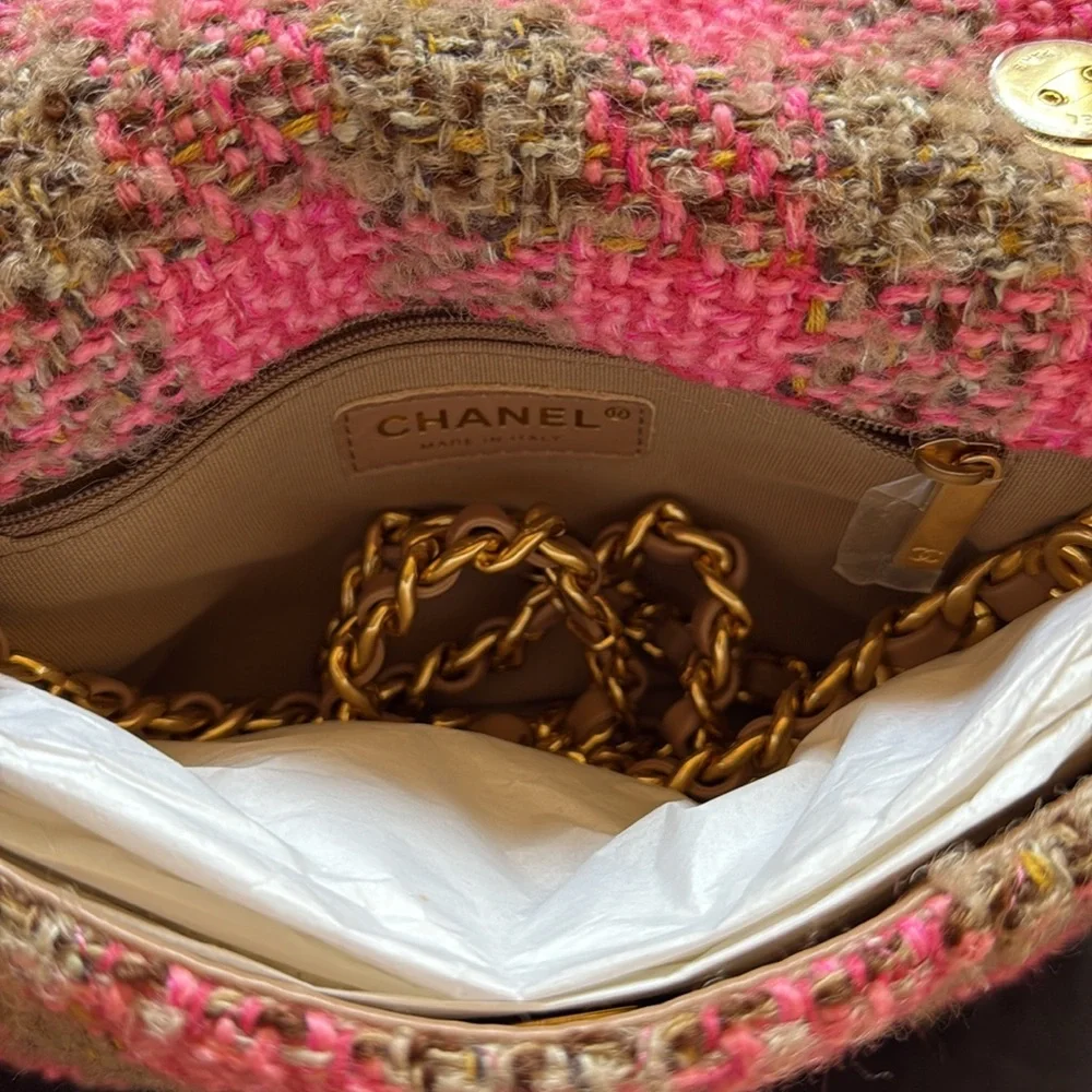 Chanel 22K pink beige tweed flap handbag with AGED hardware - Picture 3 of 13